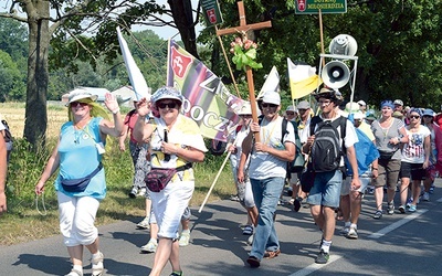 Na zdjęciu: W opoczyńskich grupach  nadal nie brakuje pątników,  którzy przed laty chodzili na Jasną Górę  z Pieszą Pielgrzymką Warszawską