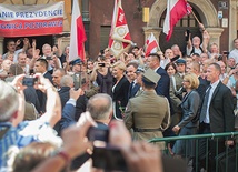 Po Mszy św. w archikatedrze  św. Jana para prezydencka przeszła ul. Świętojańską do Zamku Królewskiego. Prezydenta i jego małżonkę pozdrawiali licznie zgromadzeni Polacy 