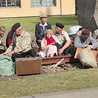 Przed halą nr 5 przybyli do obozu warszawiacy oczekiwali na segregację. Na zdjęciu rekonstrukcja historyczna wydarzeń z sierpnia 1944 r.