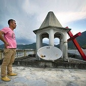 Na dachu kościoła we wsi Muyang miejsce zdjętego krzyża zwieńczającego wieżyczkę zajął czerwony krzyż wykonany przez Tu Shauze