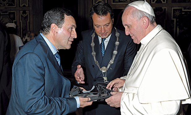 Antonio Oriente – jeden z inicjatorów akcji w obronie tradycyjnego modelu rodziny – przez lata zabijał nienarodzone dzieci. Kiedy się nawrócił, „narzędzia zbrodni” ofiarował papieżowi