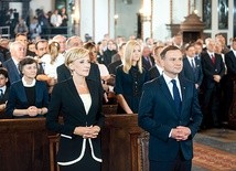  Prezydent w katedrze słuchał z uwagą śpiewu krakowskiego Chóru Mariańskiego