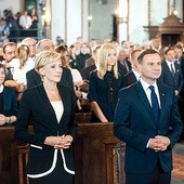  Prezydent w katedrze słuchał z uwagą śpiewu krakowskiego Chóru Mariańskiego