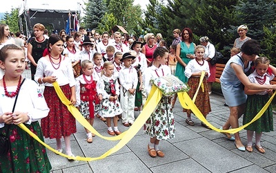  Odpustową Mszę św. zakończyła procesja eucharystyczna wokół kościoła