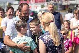  Dzieci pochodzą z biednych rodzin pokrzywdzonych przez wojnę – wiele z nich straciło domy, rodzice niektórych zginęli na froncie lub są w niewoli