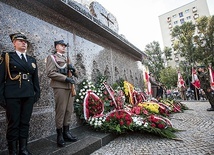 Uroczystości przy pomniku u zbiegu ulicy Leszno i al. Solidarności odbywają się co roku 5 sierpnia