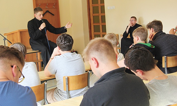  Klerycy składali świadectwa powołania i odpowiadali na pytania