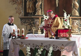 Bp Jan Styrna poświęcił nowe tabernakulum oraz monstrancję, świeczniki i ornaty