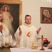  Pierwszą Mszę św. w intencji Klubu Tysiąca ŚDM sprawowali księża Tomasz Wojtyła (z lewej) i ks. Tomasz Gwoździewicz