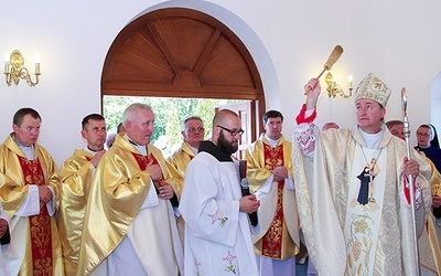 Bp Andrzej Jeż poświęcił  w czasie uroczystości kaplicę cmentarną. Z lewej ks. Zdzisław Socha