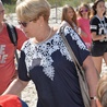 Wojewoda łodzki Jolanta Chełmińska z wizytą u dzieci wypoczywajacych nad morzem