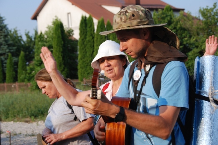 Łowiccy piegrzymi zmierzają do Czarnej Madonny