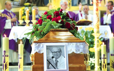   Jejkowice, pogrzeb pana Krzysztofa. W tle, ze wzniesionymi rękami – abp Wiktor Skworc