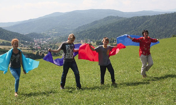  Dzieci uczą się latać jak orły