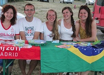  Marta (z prawej) i wielu innych wolontariuszy wykorzystują każdą możliwą okazję do promowania ŚDM, m.in. na pielgrzymce