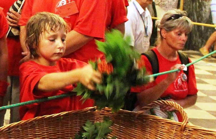 Pielgrzymi bielsko-żywieccy przed ikoną Matki Bożej Jasnogórskiej - cz. 1