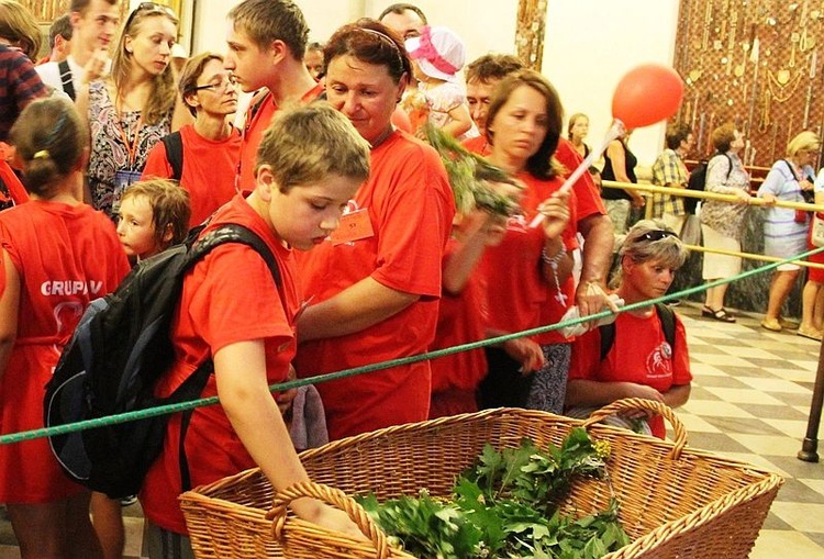 Pielgrzymi bielsko-żywieccy przed ikoną Matki Bożej Jasnogórskiej - cz. 1