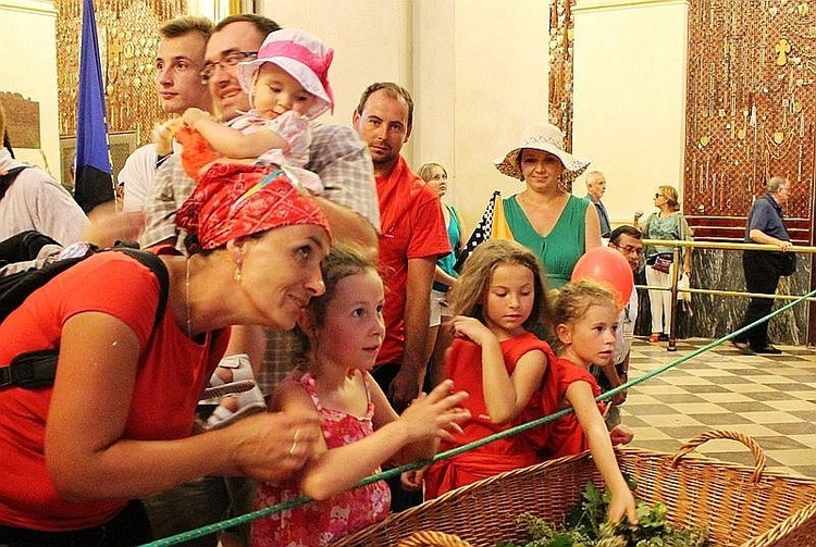 Pielgrzymi bielsko-żywieccy przed ikoną Matki Bożej Jasnogórskiej - cz. 1