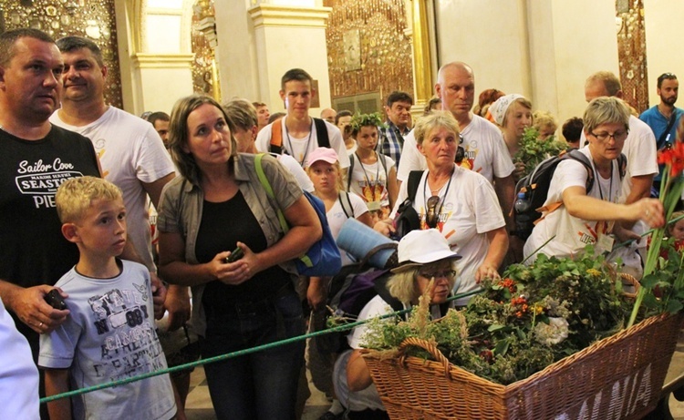 Pielgrzymi bielsko-żywieccy przed ikoną Matki Bożej Jasnogórskiej - cz. 1