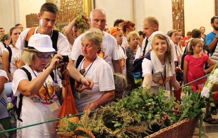 Pielgrzymi bielsko-żywieccy przed ikoną Matki Bożej Jasnogórskiej - cz. 1