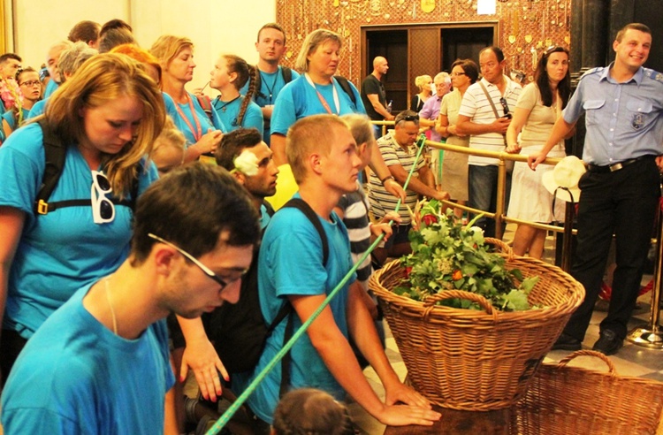 Pielgrzymi bielsko-żywieccy przed ikoną Matki Bożej Jasnogórskiej - cz. 1