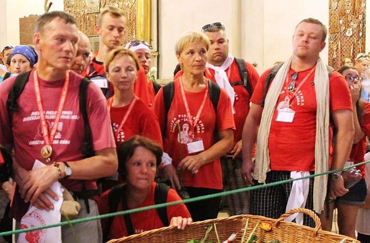 Pielgrzymi bielsko-żywieccy przed ikoną Matki Bożej Jasnogórskiej - cz. 2