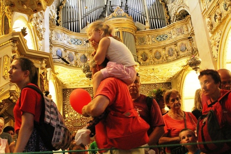 Pielgrzymi bielsko-żywieccy przed ikoną Matki Bożej Jasnogórskiej - cz. 2
