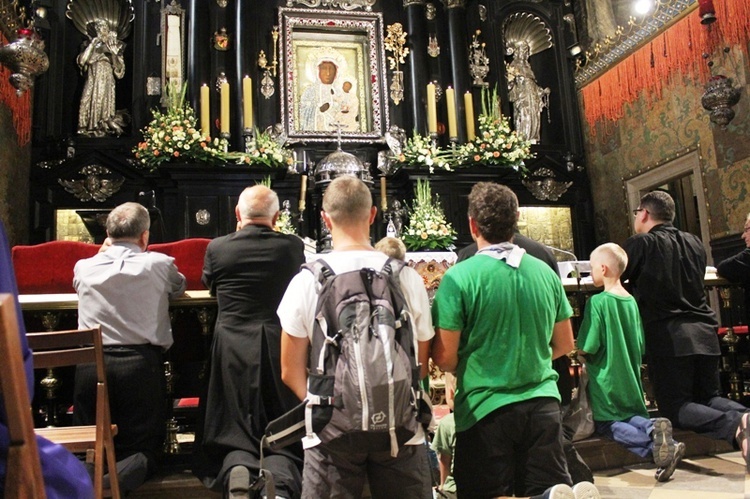 Pielgrzymi bielsko-żywieccy przed ikoną Matki Bożej Jasnogórskiej - cz. 2