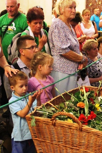 Pielgrzymi bielsko-żywieccy przed ikoną Matki Bożej Jasnogórskiej - cz. 2