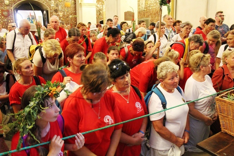 Pielgrzymi bielsko-żywieccy przed ikoną Matki Bożej Jasnogórskiej - cz. 2