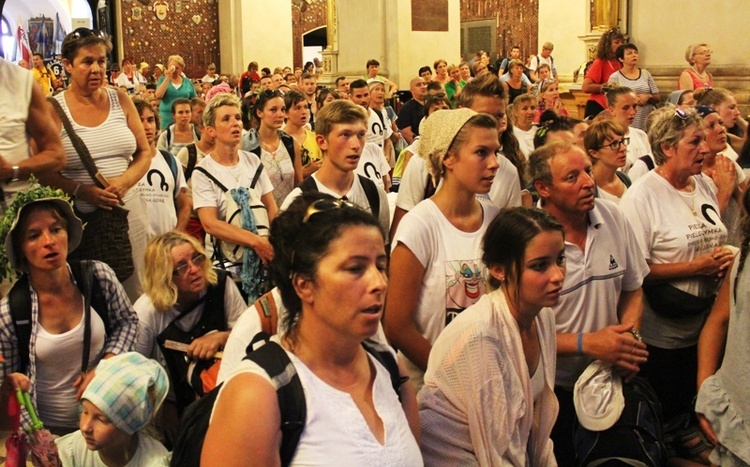 Pielgrzymi bielsko-żywieccy przed ikoną Matki Bożej Jasnogórskiej - cz. 2