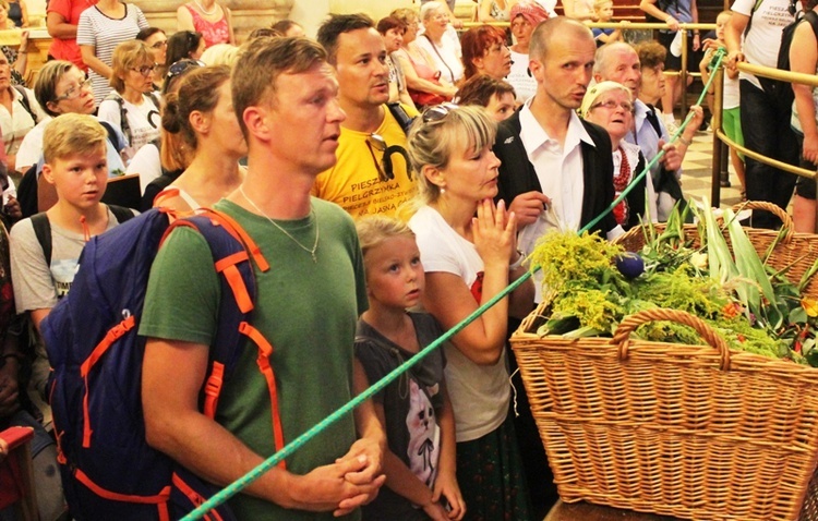 Pielgrzymi bielsko-żywieccy przed ikoną Matki Bożej Jasnogórskiej - cz. 2