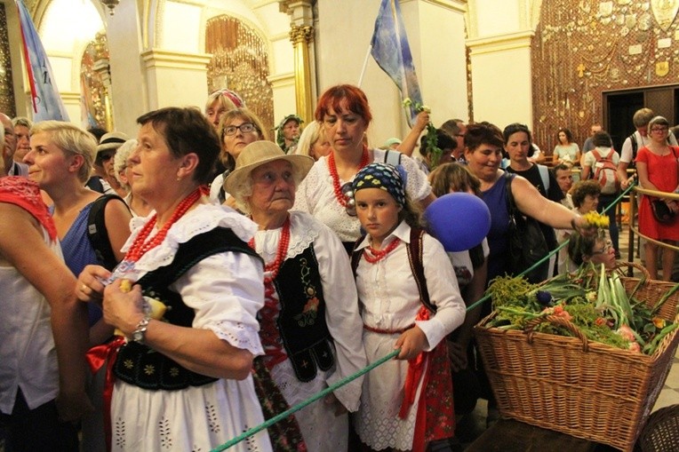 Pielgrzymi bielsko-żywieccy przed ikoną Matki Bożej Jasnogórskiej - cz. 2