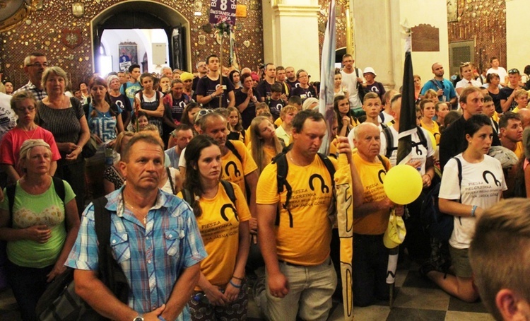 Pielgrzymi bielsko-żywieccy przed ikoną Matki Bożej Jasnogórskiej - cz. 2