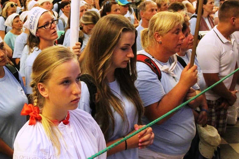 Pielgrzymi bielsko-żywieccy przed ikoną Matki Bożej Jasnogórskiej - cz. 2