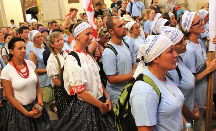 Pielgrzymi bielsko-żywieccy przed ikoną Matki Bożej Jasnogórskiej - cz. 2