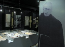 W muzeum można zobaczyć pamiątki m.in.  po o. Maksymilianie Kolbe, który przez trzy miesiące był więziony na Pawiaku