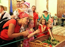 Mali i dorosłi - przed ikoną Pani Jasnogórksiej wszyscy czuli się jak u najlepszej Mamy!