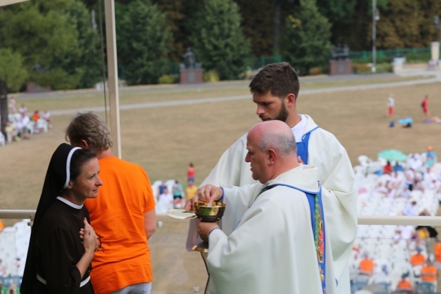 Młodzi pielgrzymi bielsko-żywieccy zawierzeni Maryi