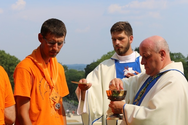 Młodzi pielgrzymi bielsko-żywieccy zawierzeni Maryi