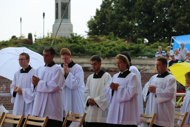 Młodzi pielgrzymi bielsko-żywieccy zawierzeni Maryi