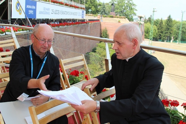 Młodzi pielgrzymi bielsko-żywieccy zawierzeni Maryi