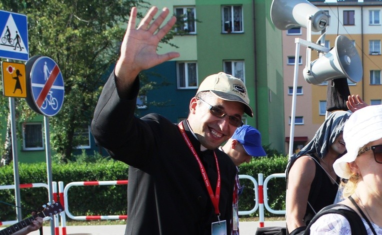 Ks. Łukasz Listwan poprowadził w tym roku "niebieską" grupę pielgrzymki oświęcimskiej, w której ŚDM były obecne stale