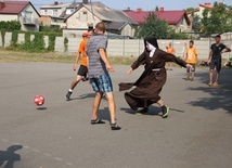 W piłkę zagrała m.in. siostra bernardynka