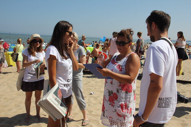 Czarny namiot na kolorowej plaży