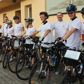 Rowerzyści z drużyny ks. Piotra Niemczyka (drugi z prawej) już są bardzo blisko celu - bazyliki św. Piotra na Watykanie