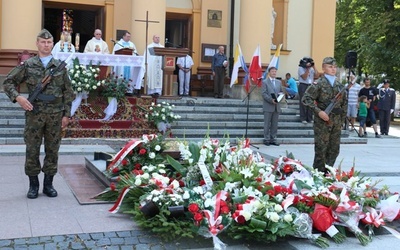 Na płycie Grobu Nieznanego Żołnierza delegacje złożyły wiązanki kwiatów