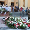 Na płycie Grobu Nieznanego Żołnierza delegacje złożyły wiązanki kwiatów