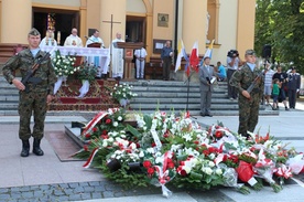 Na płycie Grobu Nieznanego Żołnierza delegacje złożyły wiązanki kwiatów