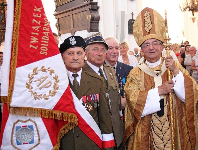 – Jakże inny byłby polski los, gdyby nie tamten „Cud nad Wisłą”! Jego lekcja była czytelna na polach Września 39, kiedy osamotniona przez sojuszników Rzeczpospolita w imię honoru, godności, wierności swej drodze, podjęła nierówny bój z III Rzeszą i Związkiem Sowieckim – zauważył w czasie homilii abp Sławoj Leszek Głódź.